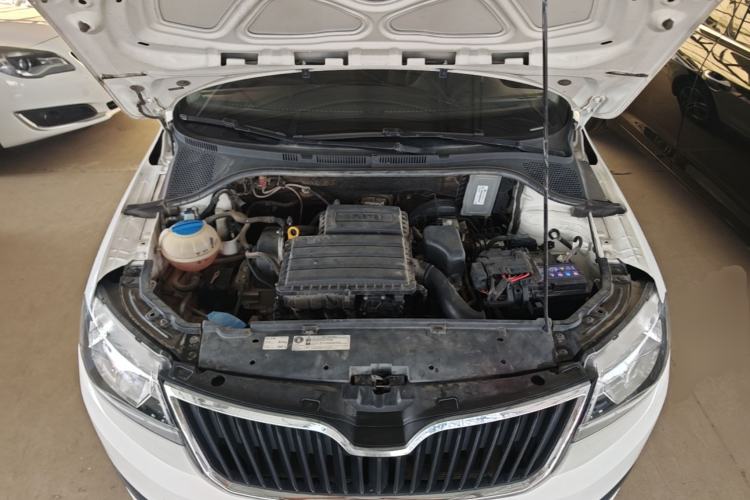 Used Skoda Rapid Spaceback 2016 Revised Version 1.6L Automatic Front-Drive Edition Engine Bay