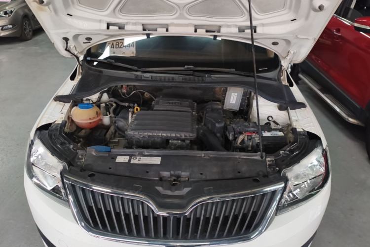 Used Skoda Rapid Spaceback 2016 Revised Version 1.6L Manual Front-Drive Edition Engine Bay