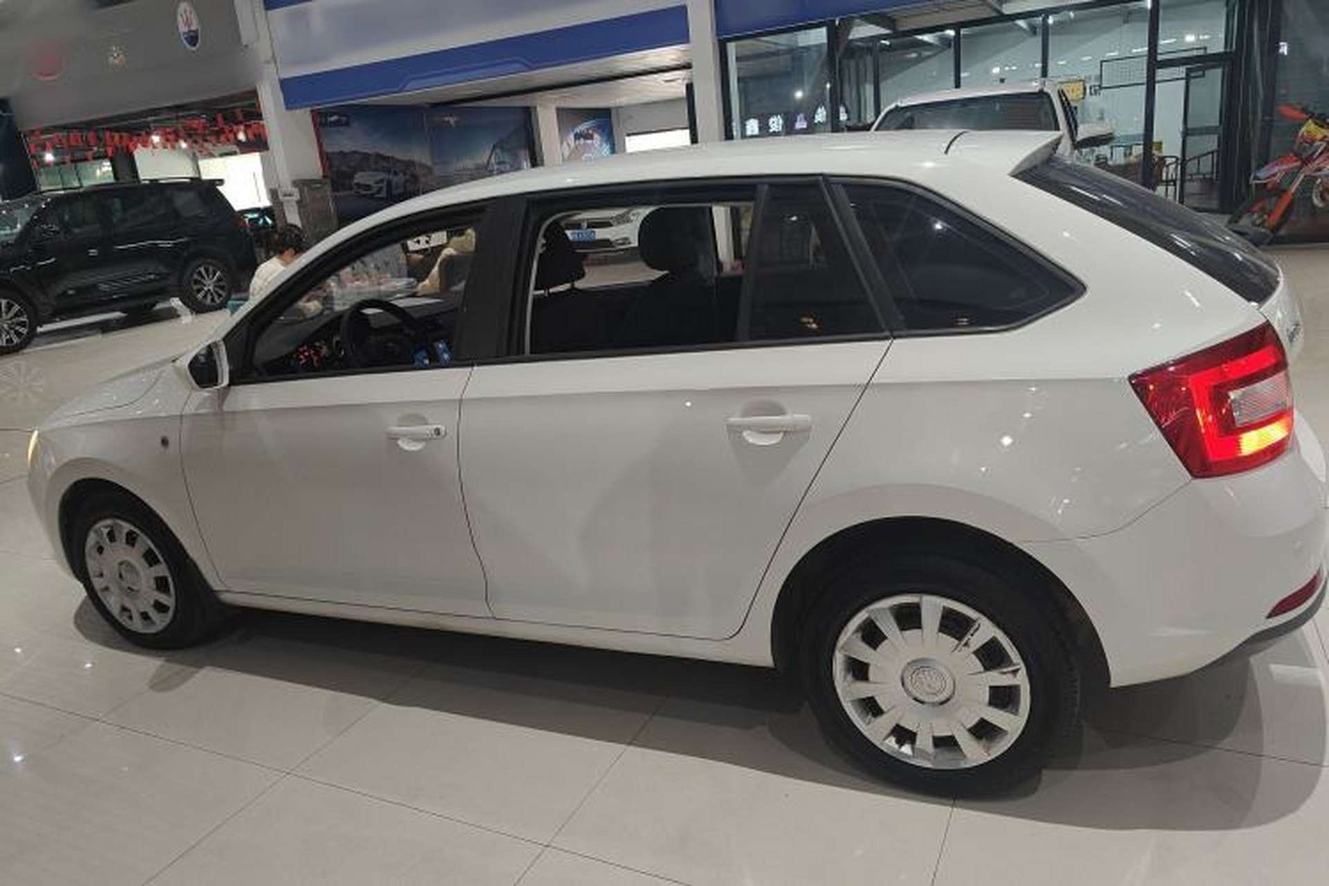 Used Skoda Rapid Spaceback 2016 Revised Version 1.6L Automatic Front-Drive Edition Exterior 3