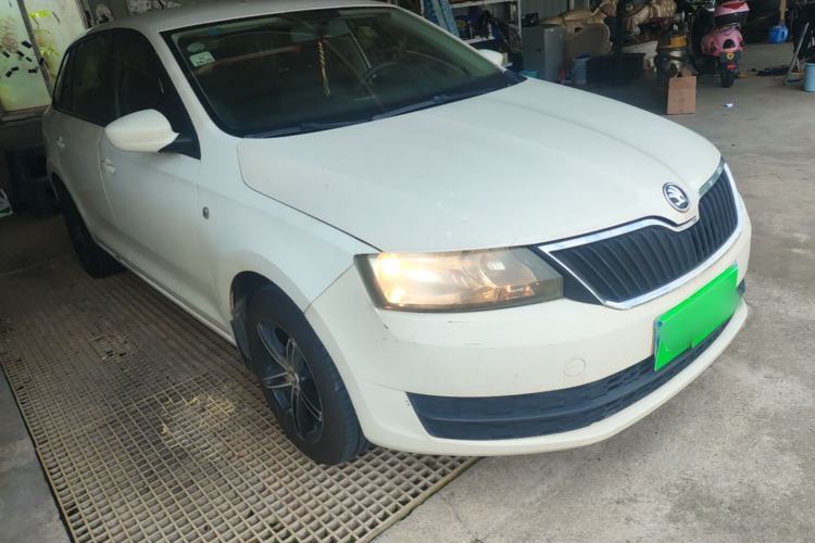 Used Skoda Rapid Spaceback 2016 1.6L Automatic Front-Wheel Drive Model Front Right 45 Deg
