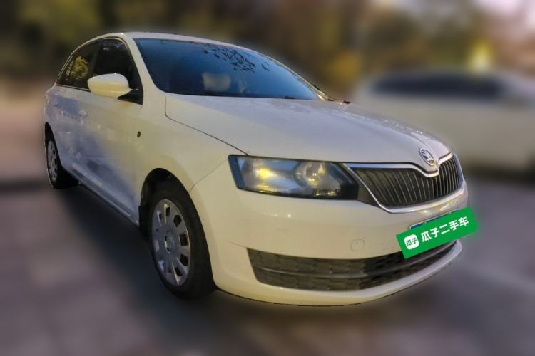 Used Skoda Rapid Spaceback 2016 1.6L Manual Front-Wheel-Drive Version Front Right 45 Deg