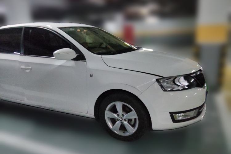 Used Skoda Rapid Spaceback 2016 Revised 1.6L Automatic Chuanxing Version Front Right 45 Deg