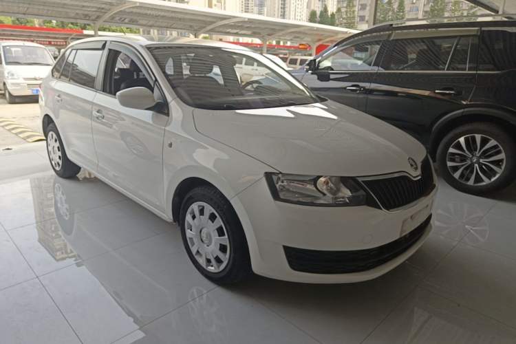 Used Skoda Rapid Spaceback 2016 Revised Version 1.6L Manual Front-Drive Edition Front Right 45 Deg