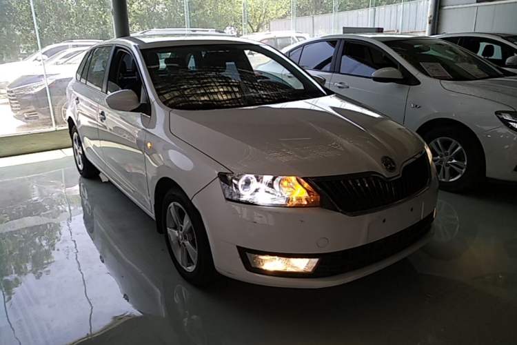Used Skoda Rapid Spaceback 2016 Revised 1.6L Automatic Chuanxing Version Front Right 45 Deg