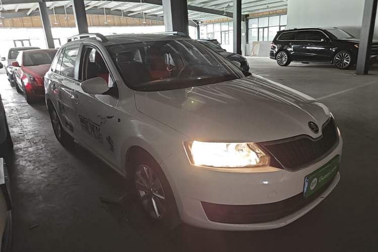 Used Skoda Rapid Spaceback 2016 Revised Version 1.6L Manual Front-Drive Edition Front Right 45 Deg