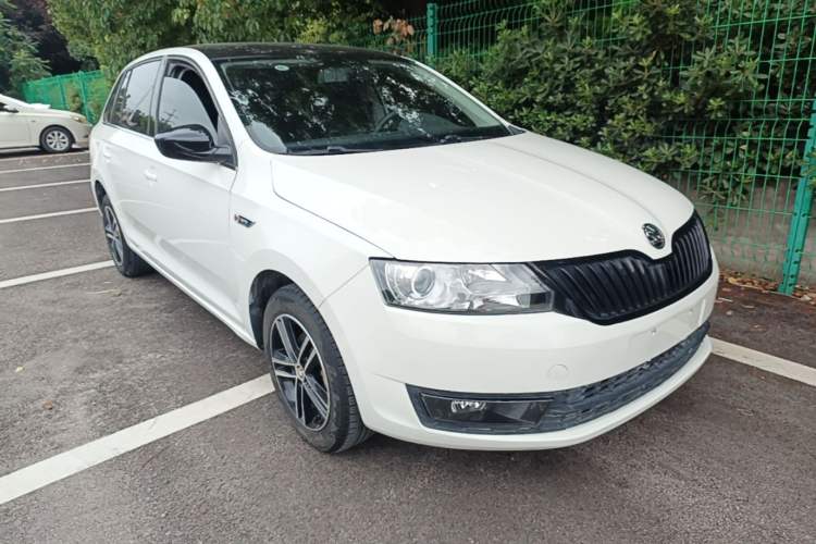 Used Skoda Rapid Spaceback 2016 1.6L Automatic Smart Drive Edition Front Right 45 Deg