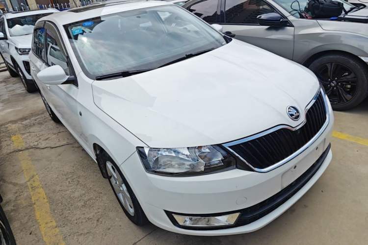 Used Skoda Rapid Spaceback 2016 Revised 1.6L Automatic Chuanxing Version Front Right 45 Deg