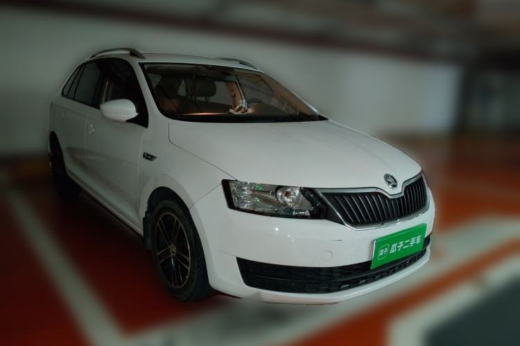 Used Skoda Rapid Spaceback 2016 1.6L Manual Front-Wheel-Drive Version Front Right 45 Deg