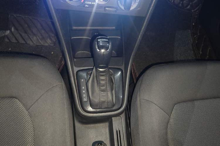 Used Skoda Rapid Spaceback 2016 Revised Version 1.6L Automatic Front-Drive Edition Gear Lever