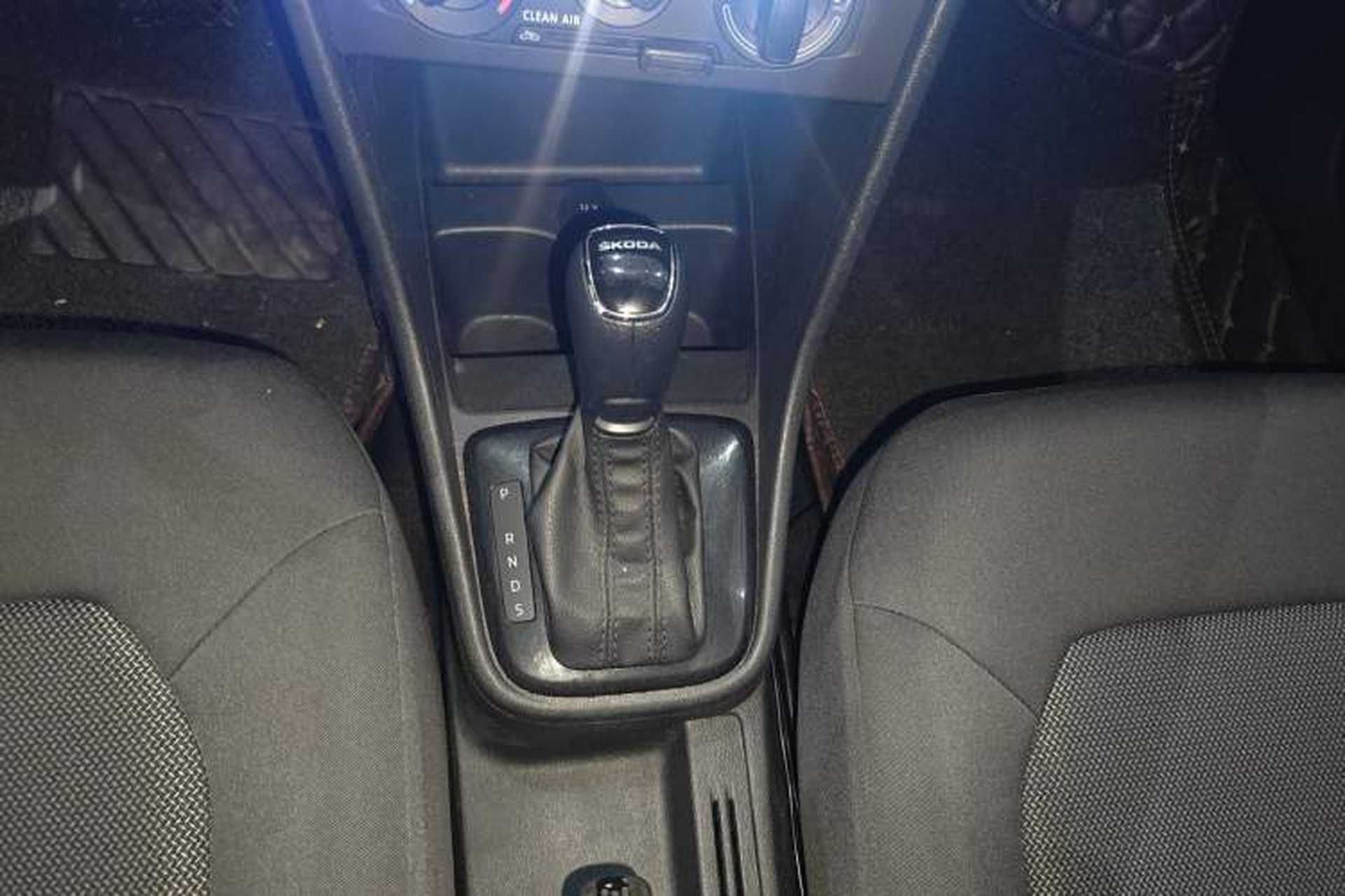 Used Skoda Rapid Spaceback 2016 Revised Version 1.6L Automatic Front-Drive Edition Gear Lever