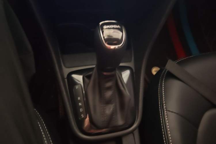 Used Skoda Rapid Spaceback 2016 Revised Version 1.6L Automatic Front-Drive Edition Gear Lever