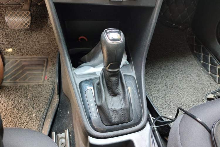 Used Skoda Rapid Spaceback 2016 Revised Version 1.6L Automatic Front-Drive Edition Gear Lever