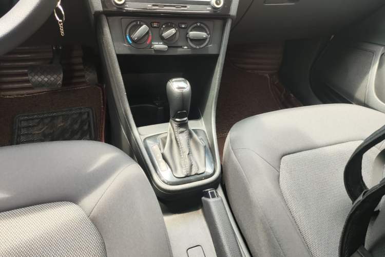 Used Skoda Rapid Spaceback 2016 Revised Version 1.6L Automatic Front-Drive Edition Gear Lever