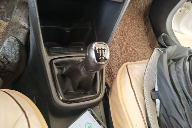 Used Skoda Rapid Spaceback 2016 Revised Version 1.4L Manual Front-Drive Edition Gear Lever
