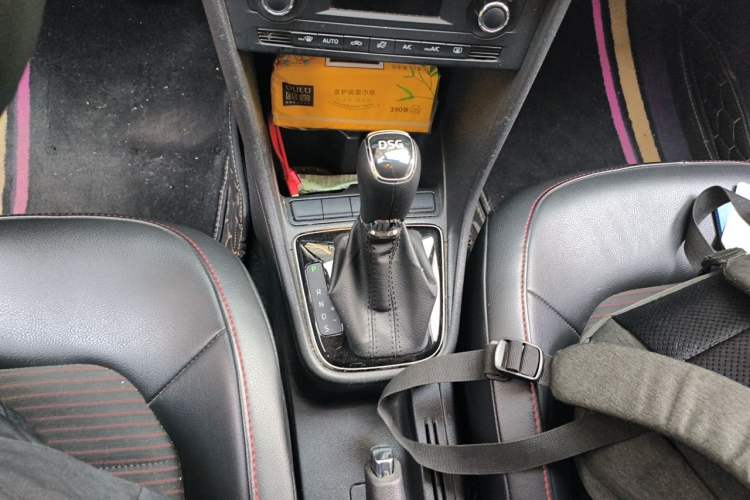 Used Skoda Rapid Spaceback 2016 Facelifted TSI230 DSG Smart Drive Version Gear Lever