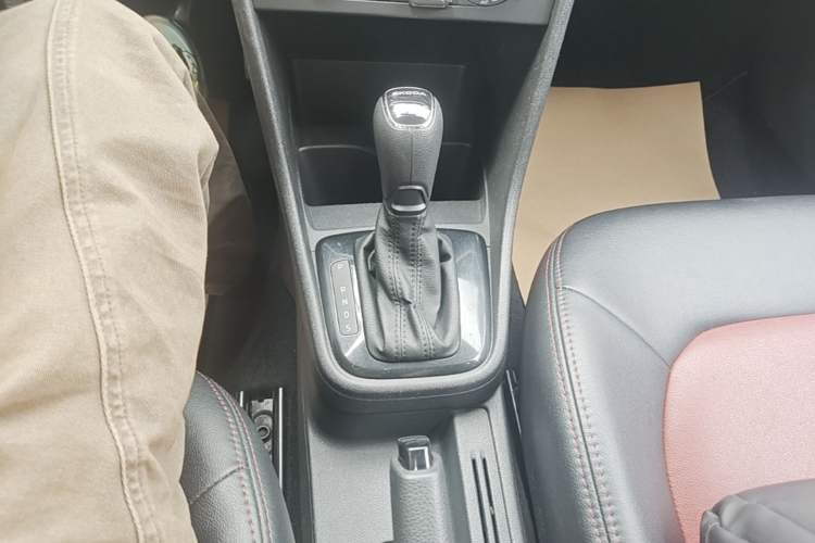 Used Skoda Rapid Spaceback 2016 Revised Version 1.6L Automatic Front-Drive Edition Gear Lever