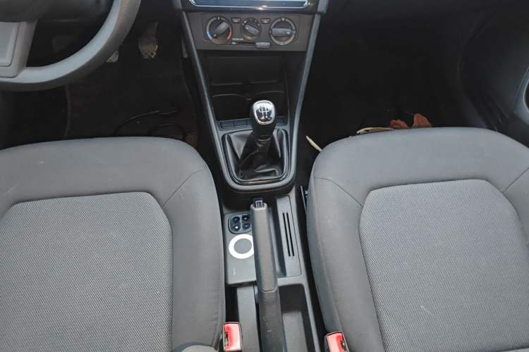 Used Skoda Rapid Spaceback 2016 Revised Version 1.4L Manual Front-Drive Edition Gear Lever
