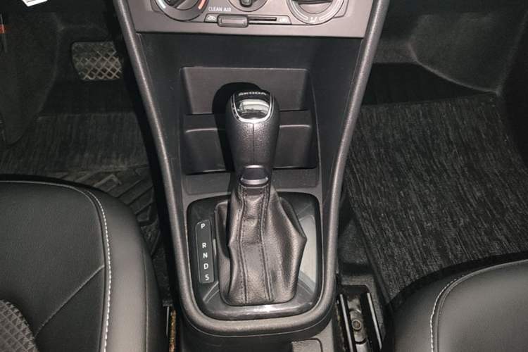 Used Skoda Rapid Spaceback 2016 Revised 1.6L Automatic Chuanxing Version Gear Lever
