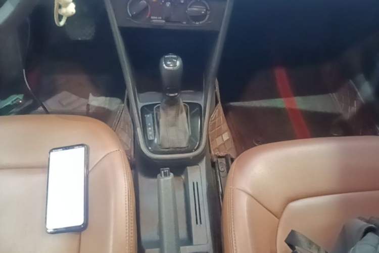 Used Skoda Rapid Spaceback 2016 Revised Version 1.6L Automatic Front-Drive Edition Gear Lever