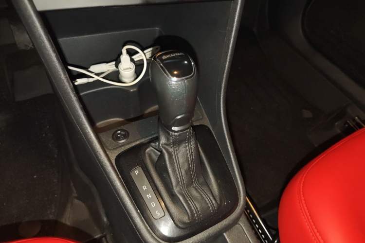Used Skoda Rapid Spaceback 2016 Revised Version 1.6L Automatic Front-Drive Edition Gear Lever