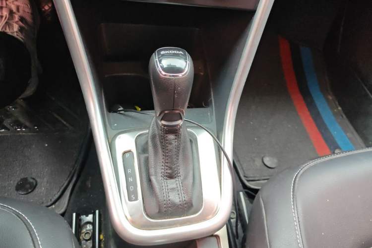 Used Skoda Rapid Spaceback 2016 Revised Version 1.6L Automatic Front-Drive Edition Gear Lever