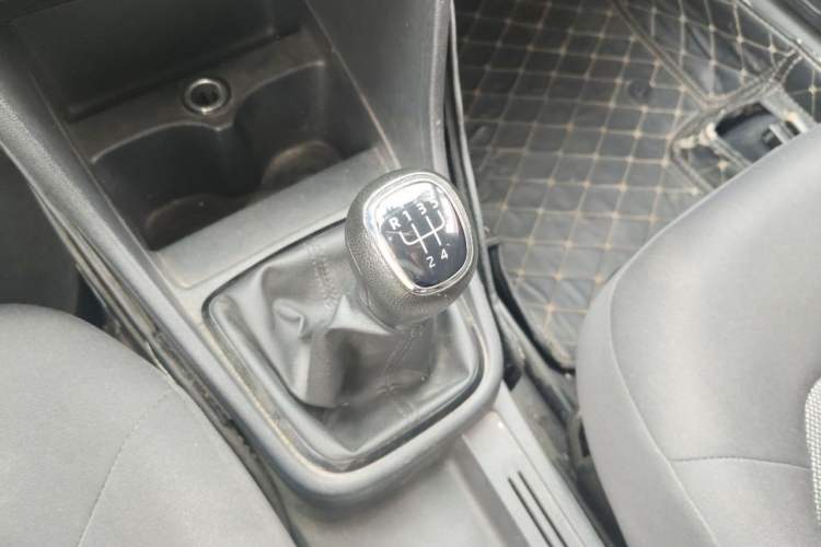 Used Skoda Rapid Spaceback 2016 Revised Version 1.6L Manual Front-Drive Edition Gear Lever