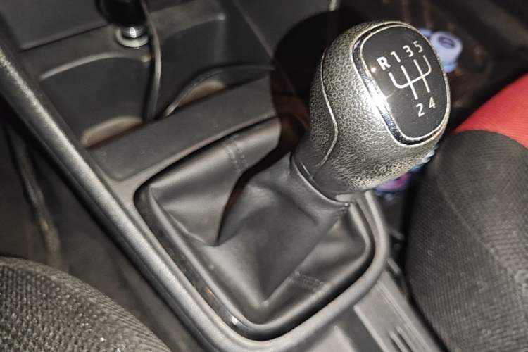 Used Skoda Rapid Spaceback 2016 Revised Version 1.6L Manual Front-Drive Edition Gear Lever