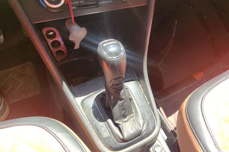 Used Skoda Rapid Spaceback 2016 Revised Version 1.6L Automatic Front-Drive Edition Gear Lever