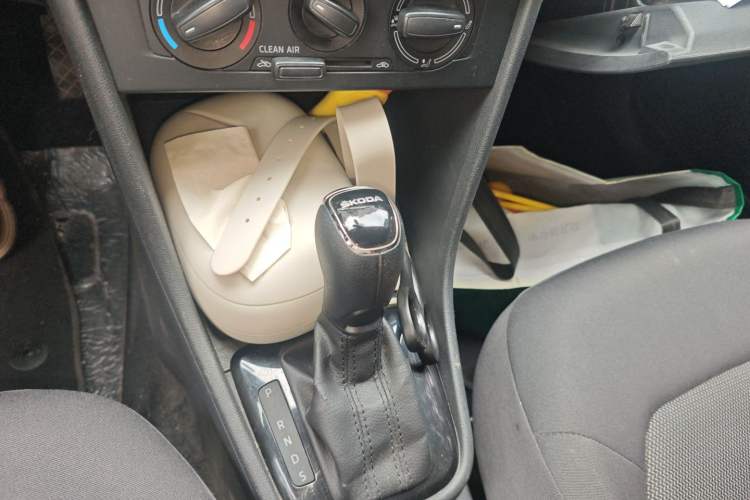 Used Skoda Rapid Spaceback 2016 Revised Version 1.6L Automatic Front-Drive Edition Gear Lever