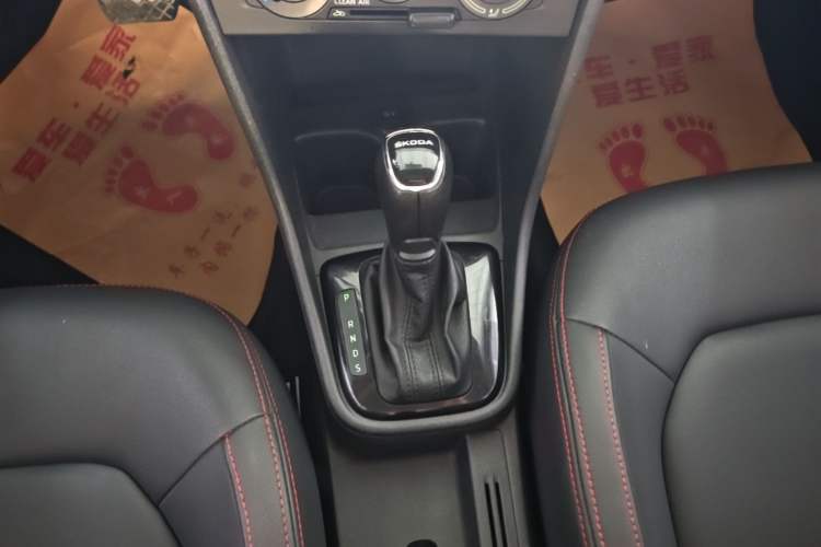 Used Skoda Rapid Spaceback 2016 Revised Version 1.6L Automatic Front-Drive Edition Gear Lever