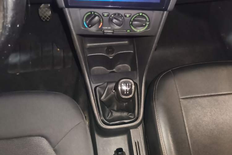 Used Skoda Rapid Spaceback 2016 Revised Version 1.6L Manual Front-Drive Edition Gear Lever