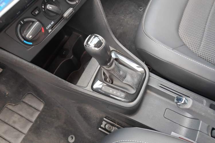 Used Skoda Rapid Spaceback 2016 Revised 1.6L Automatic Chuanxing Version Gear Lever