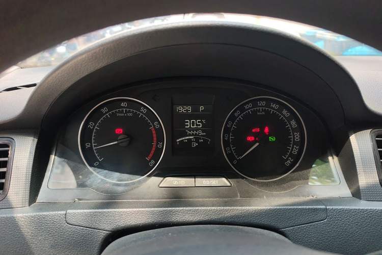 Used Skoda Rapid Spaceback 2016 Revised Version 1.6L Automatic Front-Drive Edition Instrument Cluster