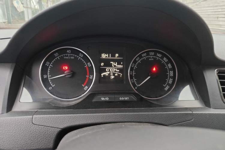 Used Skoda Rapid Spaceback 2016 Revised Version 1.6L Automatic Front-Drive Edition Instrument Cluster