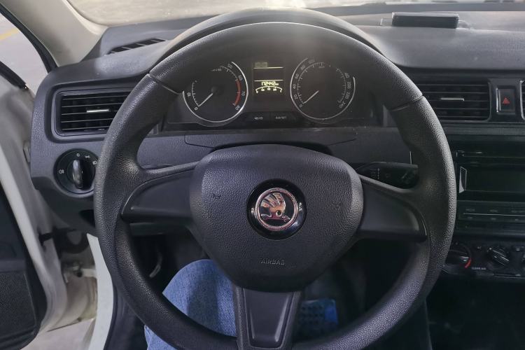 Used Skoda Rapid Spaceback 2016 Revised Version 1.4L Manual Front-Drive Edition Interior 1