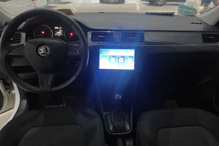 Used Skoda Rapid Spaceback 2016 Revised Version 1.6L Automatic Front-Drive Edition Interior 2
