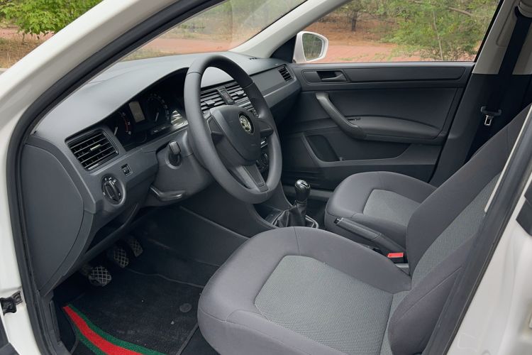 Used Skoda Rapid Spaceback 2016 Revised Version 1.4L Manual Front-Drive Edition Interior 2
