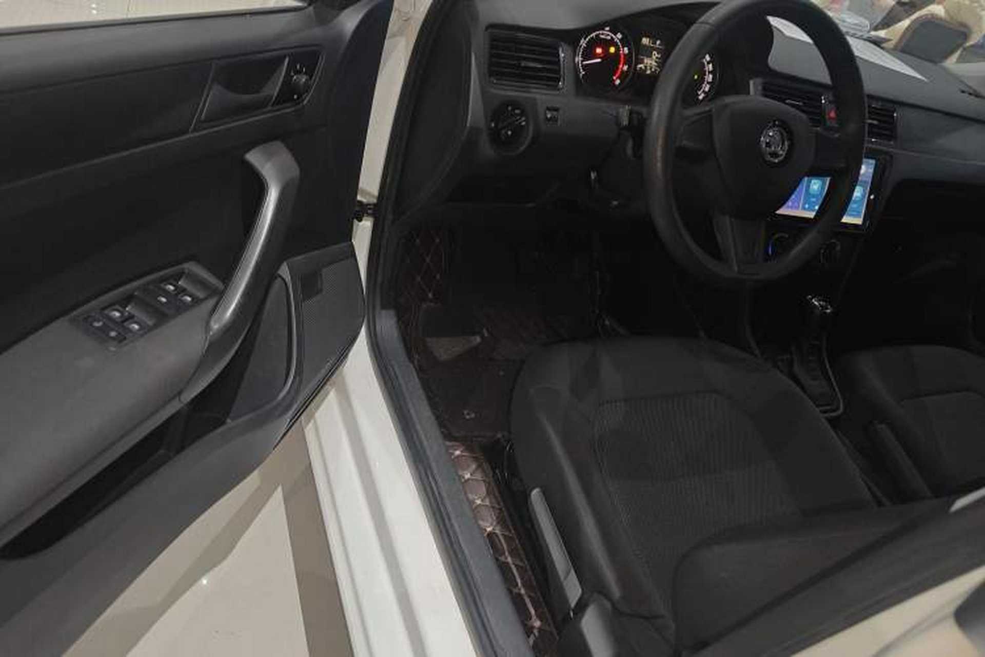 Used Skoda Rapid Spaceback 2016 Revised Version 1.6L Automatic Front-Drive Edition Interior 3