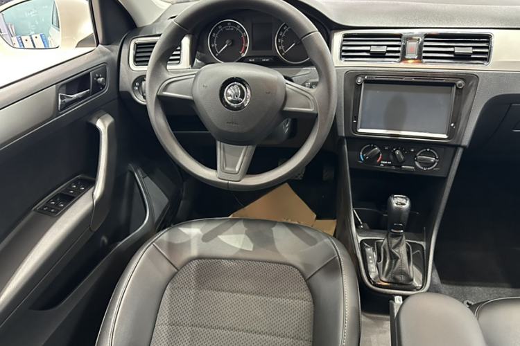 Used Skoda Rapid Spaceback 2016 Revised 1.6L Automatic Chuanxing Version Interior 3