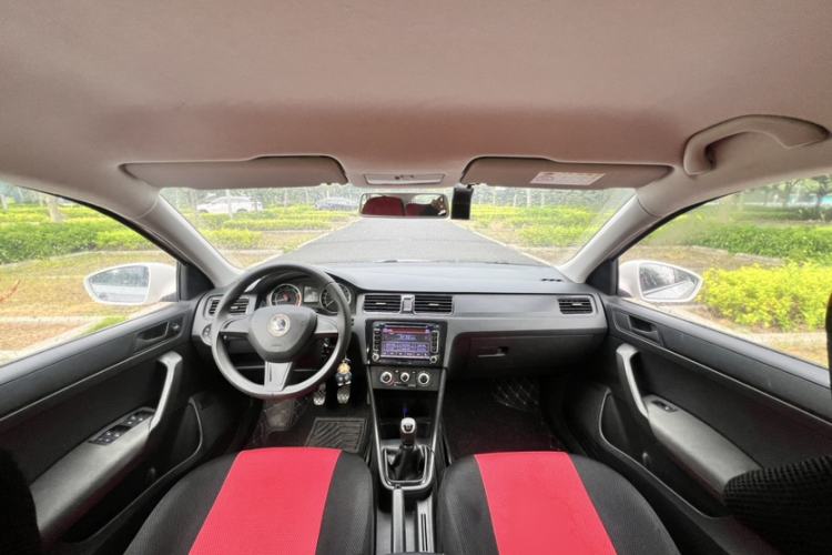 Used Skoda Rapid Spaceback 2016 Revised Version 1.6L Manual Front-Drive Edition Interior 3