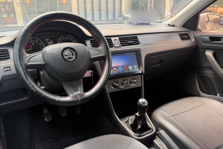Used Skoda Rapid Spaceback 2016 Revised Version 1.6L Manual Front-Drive Edition Interior 3