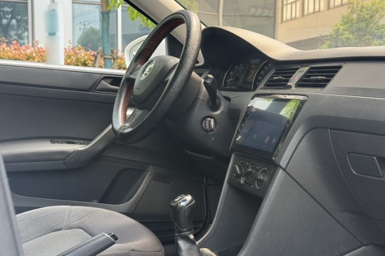 Used Skoda Rapid Spaceback 2016 Revised Version 1.6L Manual Front-Drive Edition Interior 4