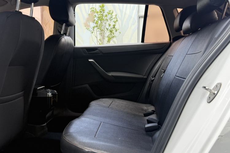 Used Skoda Rapid Spaceback 2016 Revised Version 1.6L Manual Front-Drive Edition Interior 6