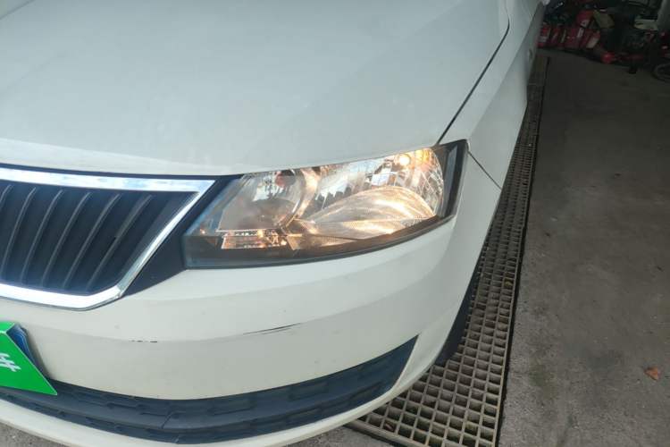 Used Skoda Rapid Spaceback 2016 1.6L Automatic Front-Wheel Drive Model Left Front Headlight