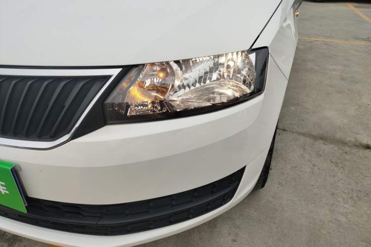 Used Skoda Rapid Spaceback 2016 Revised Version 1.6L Automatic Front-Drive Edition Left Front Headlight