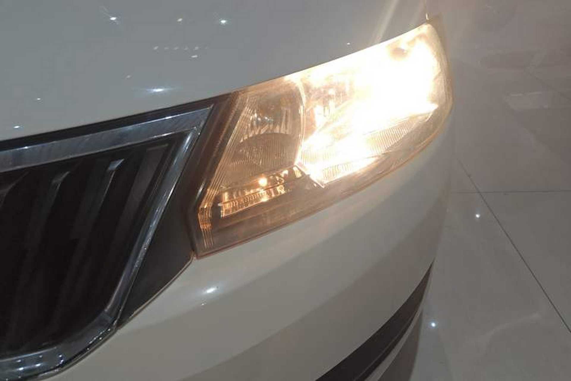 Used Skoda Rapid Spaceback 2016 Revised Version 1.6L Automatic Front-Drive Edition Left Front Headlight
