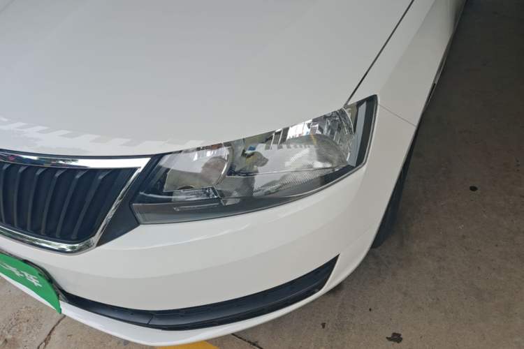 Used Skoda Rapid Spaceback 2016 Revised Version 1.6L Automatic Front-Drive Edition Left Front Headlight