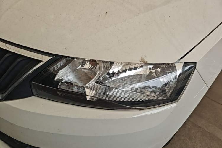 Used Skoda Rapid Spaceback 2016 Revised Version 1.4L Manual Front-Drive Edition Left Front Headlight
