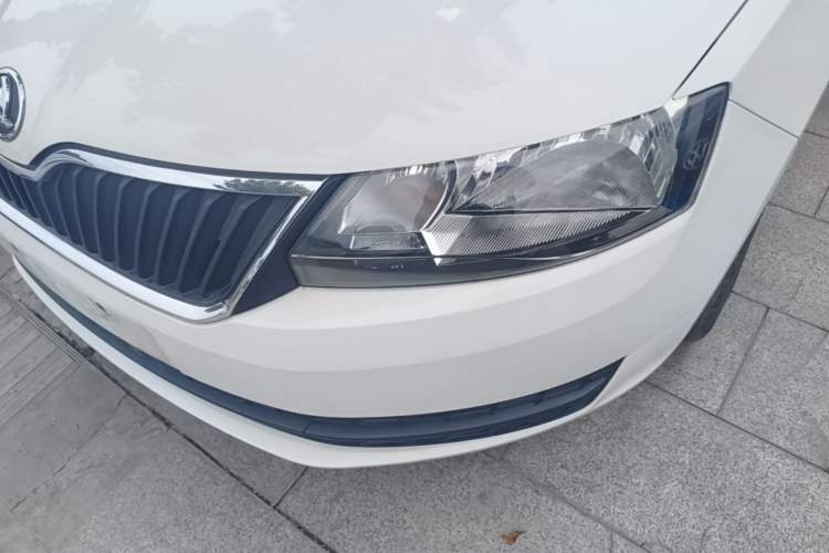 Used Skoda Rapid Spaceback 2016 Revised Version 1.6L Manual Front-Drive Edition Left Front Headlight