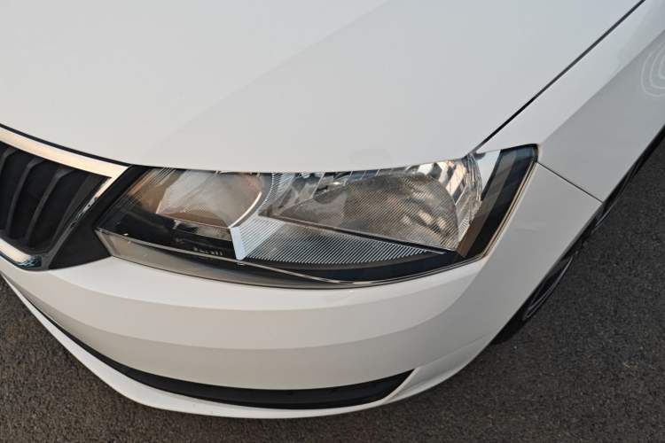 Used Skoda Rapid Spaceback 2016 Revised Version 1.4L Manual Front-Drive Edition Left Front Headlight